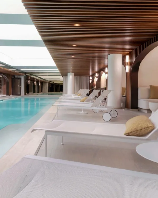 Aubusson, piscine de 20 mètres sous les verrières d'un hôtel du XVIIe