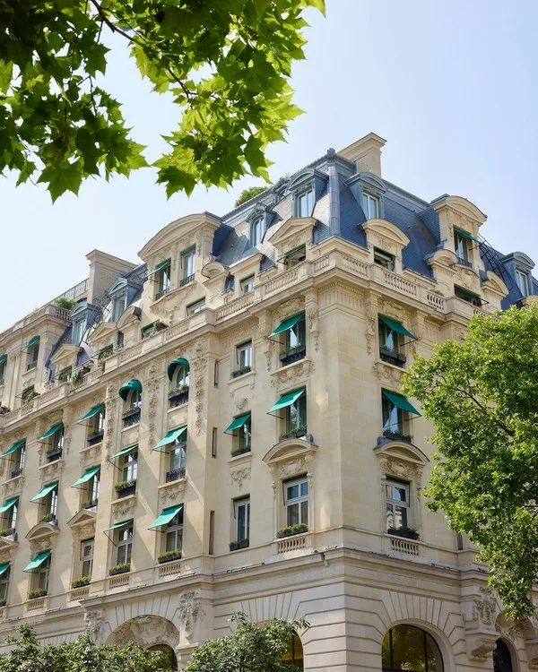 The Peninsula, 1 800 m² sous l'avenue Kléber