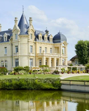 9 adresses pour un séjour royal dans un château Spa