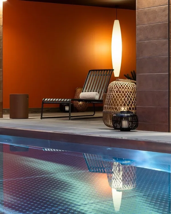 Oceania Le Conti, une verrière Art déco sur la piscine chauffée