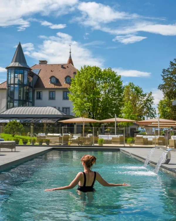 Château Brachet, dix-huit mètres de bassin dans un parc du XIXe