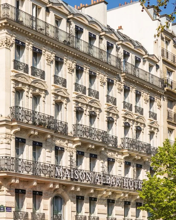 Maison Albar Hotels Le Champs-Elysées, le bain à remous intégré sous les toits haussmanniens