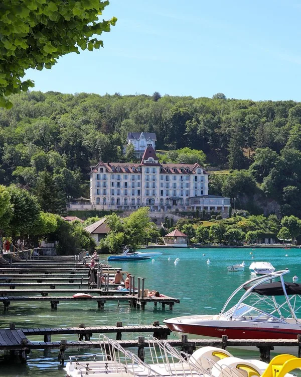Le Palace De Menthon, la piscine intérieure ouverte sur le lac