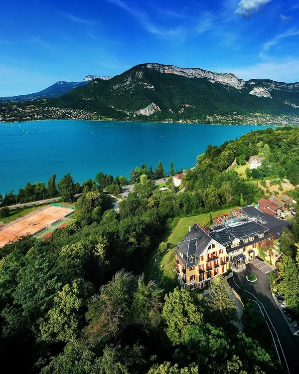 Les Trésoms Lake and Spa Resort, balnéo et piscine extérieure sur la Corniche