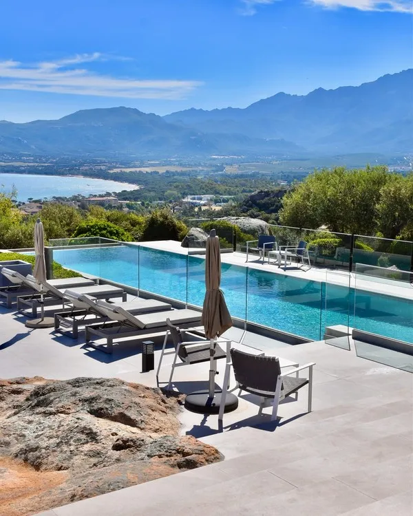 La Villa Calvi, piscine intérieure vitrée sur la baie de Calvi