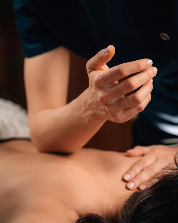 Shiatsu et massage classique : lequel choisir selon ce qu'on cherche ?