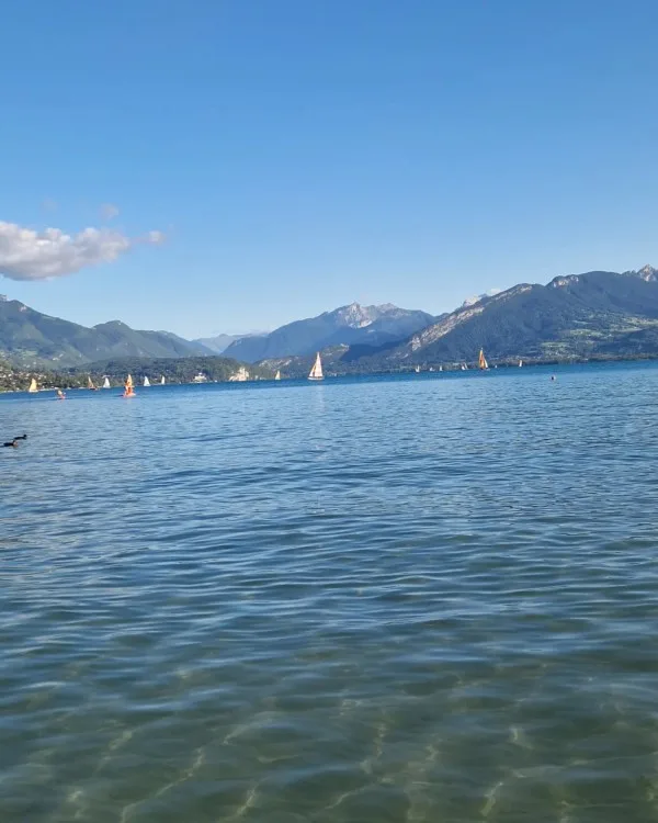 La plage d'Albigny, la baignade face aux montagnes
