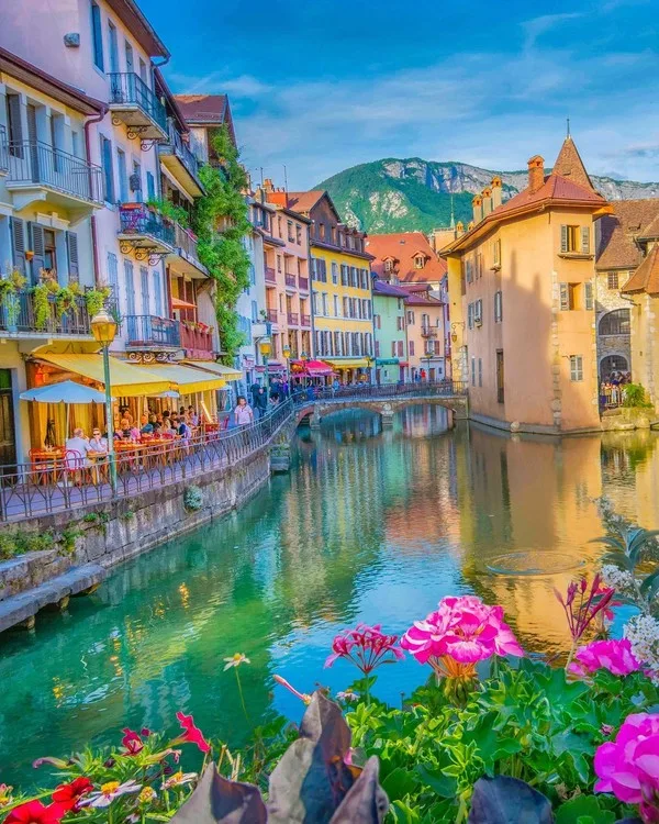 La vieille ville au fil du Thiou