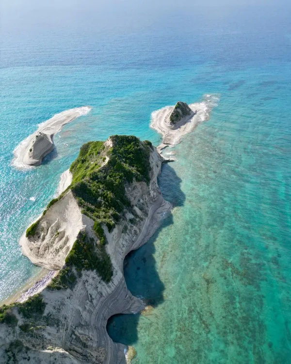 Le cap Drastis, la marche vers les falaises blanches