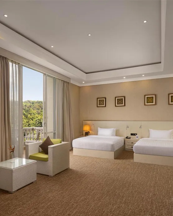 The Golden Crown Hotel, photo 2